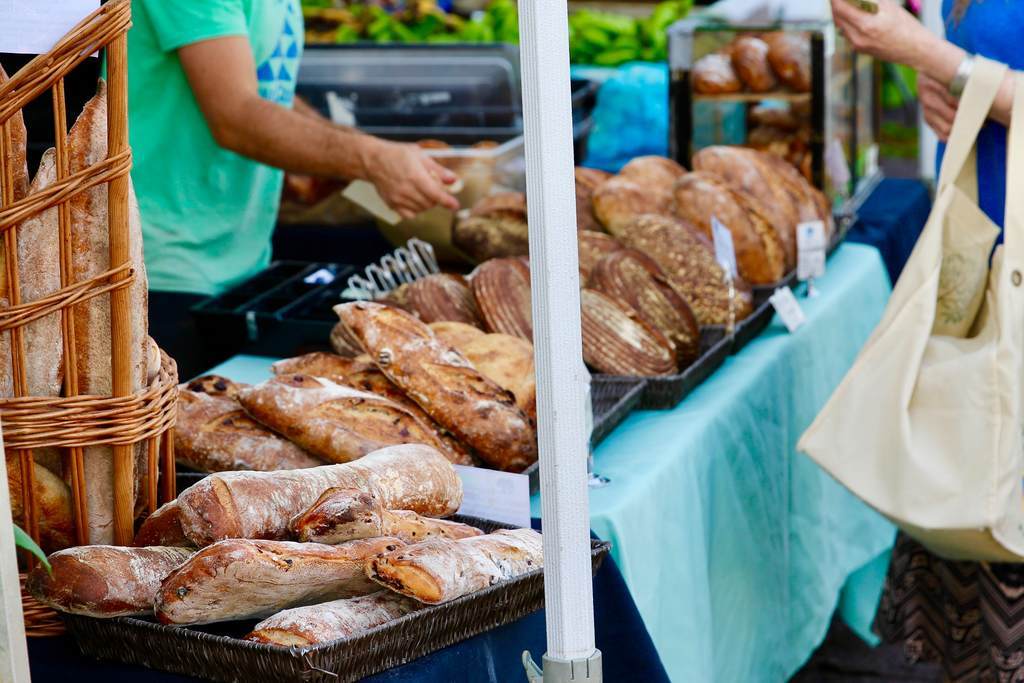 Fornecedor em barraca de alimentos, representando fornecedores locais para restaurantes sustentáveis