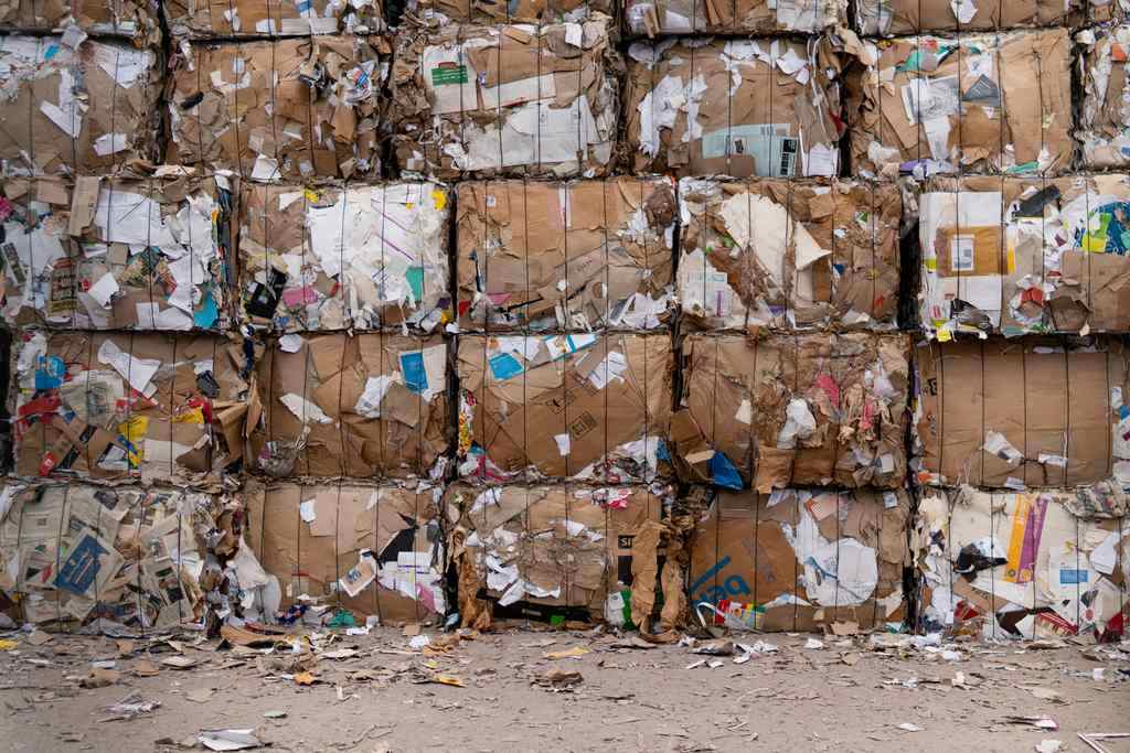 Materiais recicláveis empilhados para reciclagem no Brasil