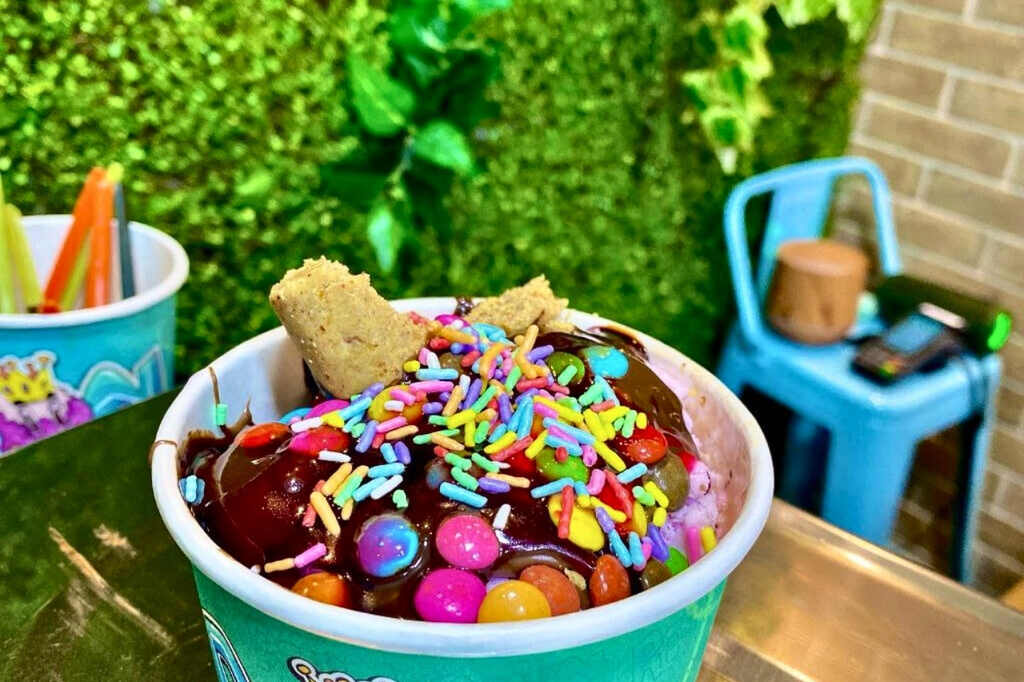 Açaí no copo de papel com granulado e paçoca, exemplo de montagem atrativa para vende