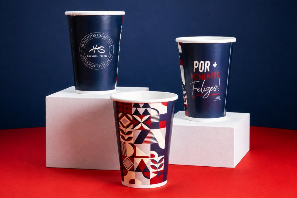 Copo para eventos personalizado de papel com arte colorida, frase de destaque e logotipo da marca