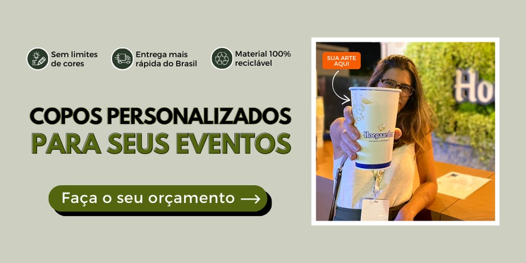 Banner verde com empresária segurando um copo personalizado, com uma seta escrito "sua arte aqui". Um ícone de lápis e lâmpada simbolizando ideia, com os dizeres "sem limites de cores"; um ícone de caminhão veloz com os dizeres "entrega mais rápida do Brasil", um ícone de reciclagem com os dizeres "material 100% reciclável". E em destaque, escrito COPOS PERSONALIZADOS PARA SEUS EVENTOS. Com um botão de "Faça seu orçamento"