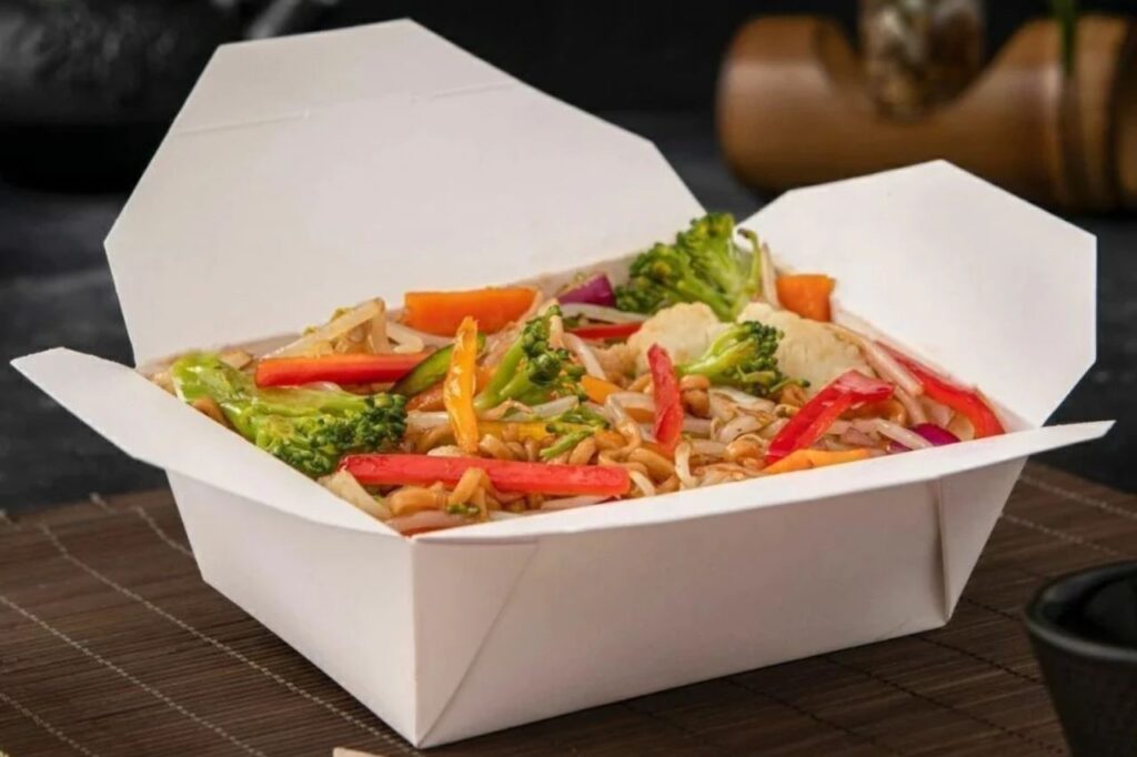Modelo de embalagem de marmita de papel branca com refeição quente e vegetais