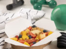 Modelo de marmita de papel kraft com frutas e fechamento dobrável