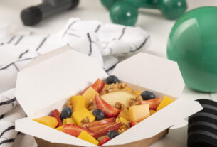 Modelo de marmita de papel kraft com frutas e fechamento dobrável