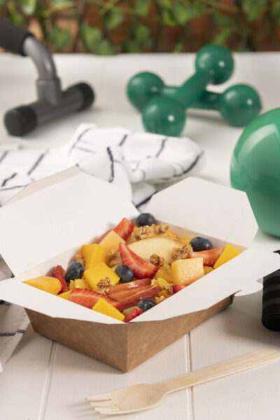 Modelo de marmita de papel kraft com frutas e fechamento dobrável