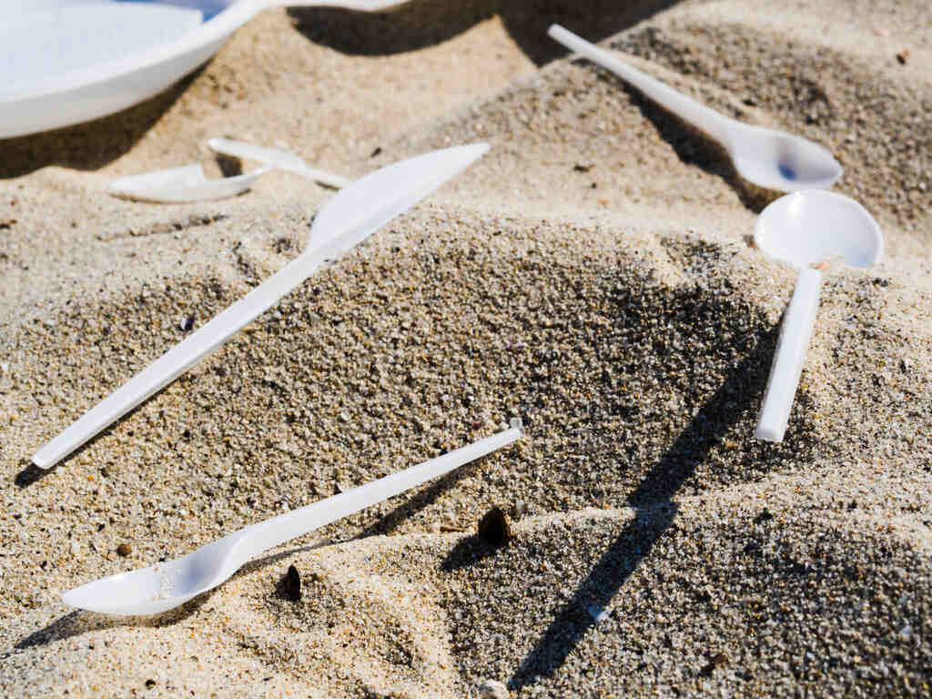 Talheres de plástico na areia