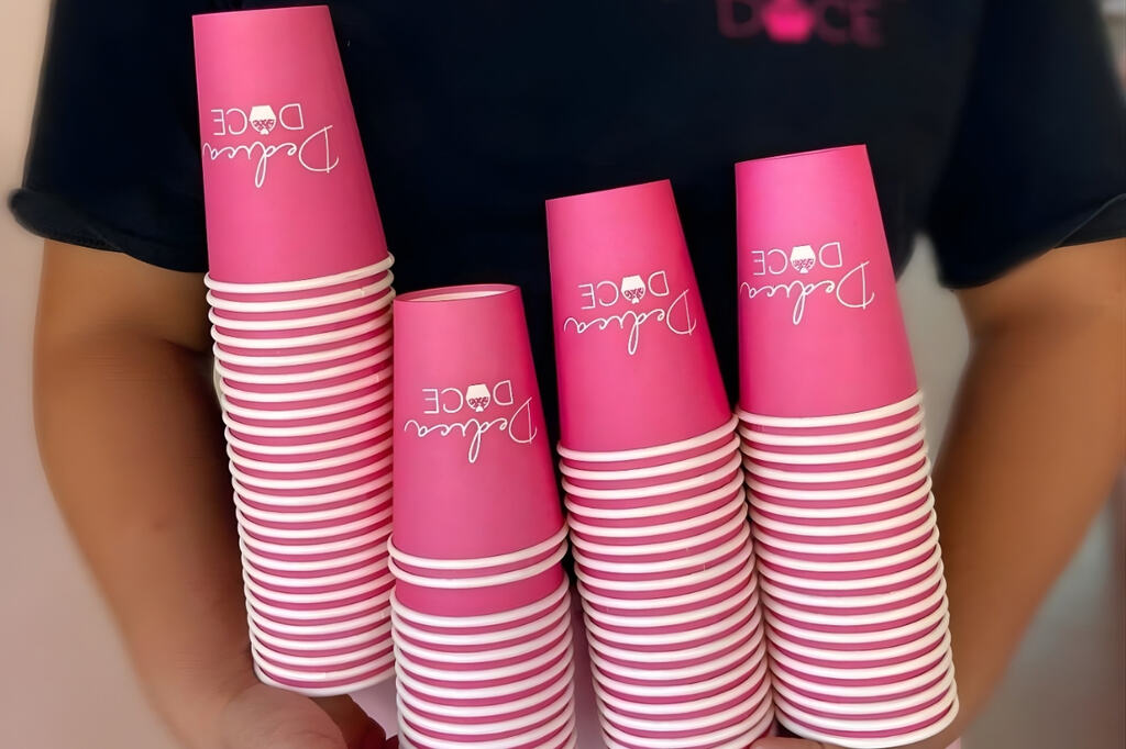 Copos personalizados na cor rosa com a marca da empresa