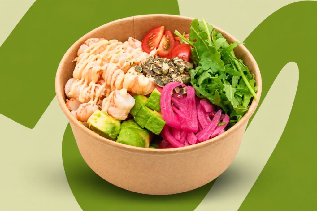 Bowl de papel para delivery em modelo kraft com poke de camarão, abacate, rúcula e tomate