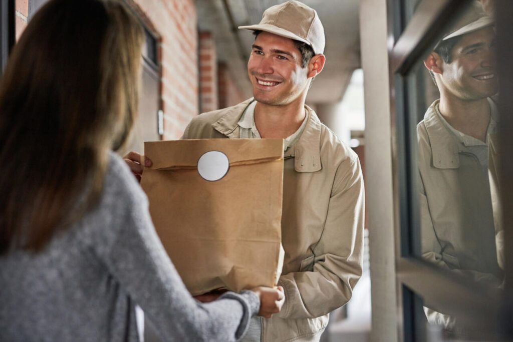 entregador fazendo entrega para cliente