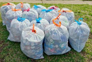 Materiais recicláveis separados em sacos para coleta seletiva e encaminhamento à reciclagem