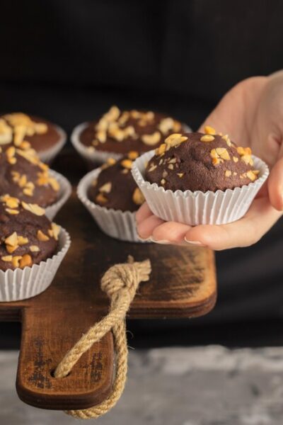 Homem segurando brownies