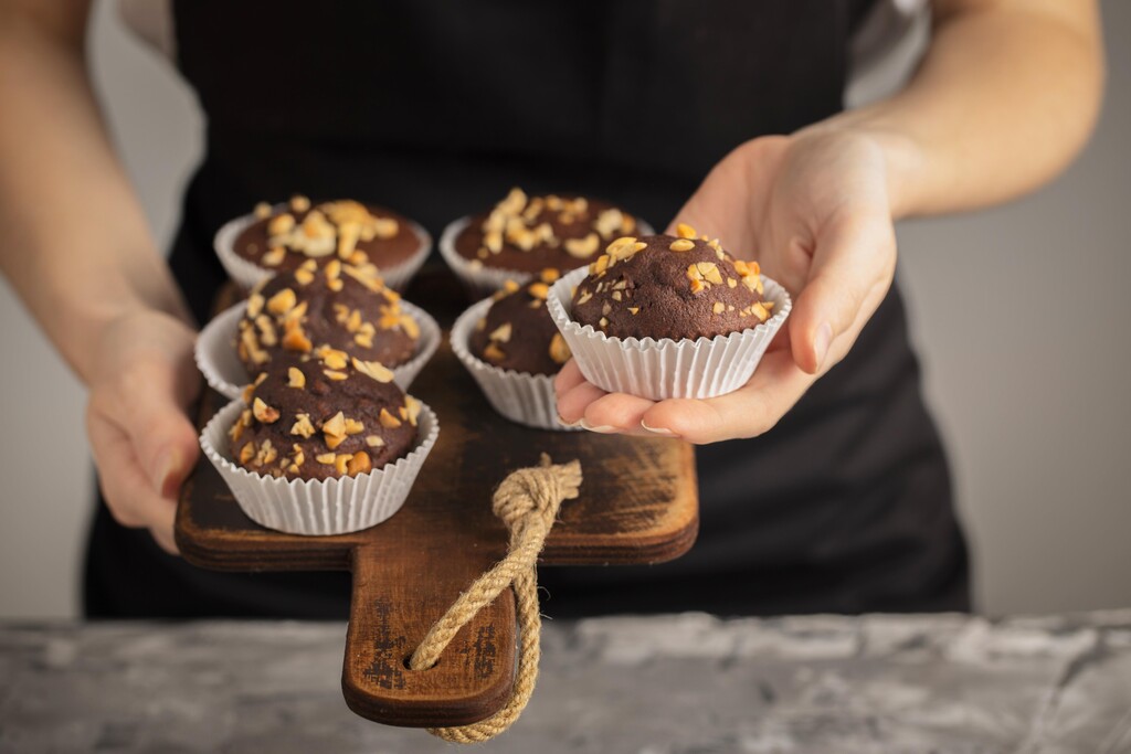 Homem segurando brownies