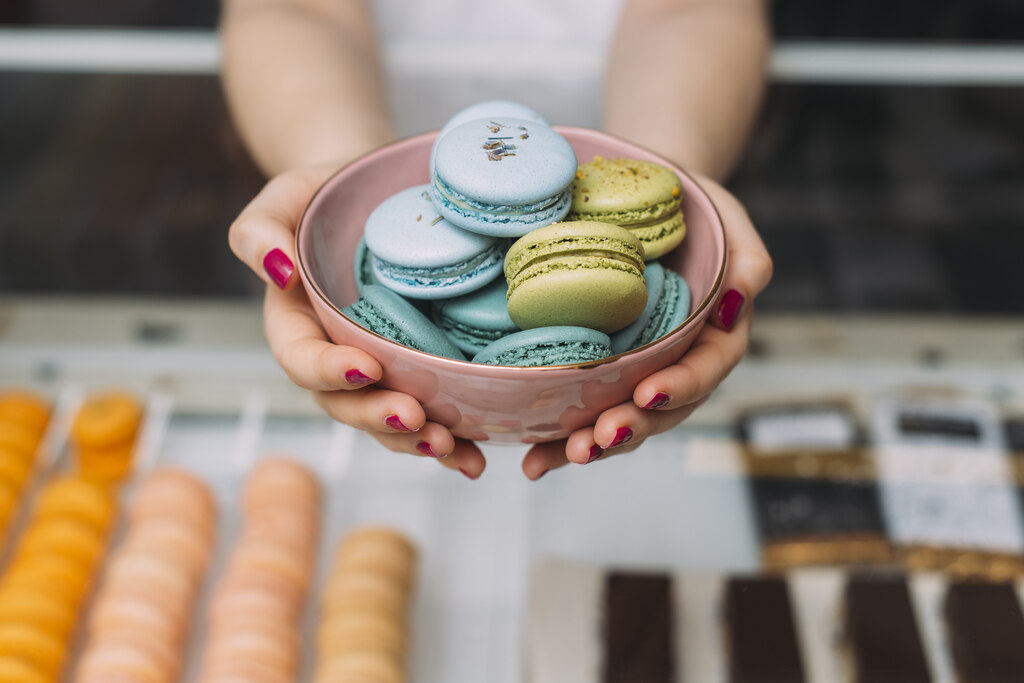 Mulher vendendo doces para pessoas