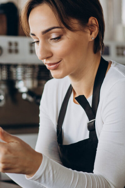 Mulher pesquisando sobre gestão de restaurante em tablet