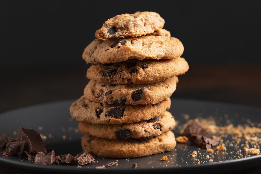 Cookies empilhados em mesa