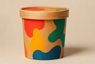 Embalagem cilíndrica de papel kraft com tampa, decorada com formas abstratas coloridas em vermelho, azul, verde, amarelo e laranja. Design moderno e vibrante, ideal para alimentos e perfeita como exemplo de embalagens instagramáveis que atraem atenção nas redes sociais.